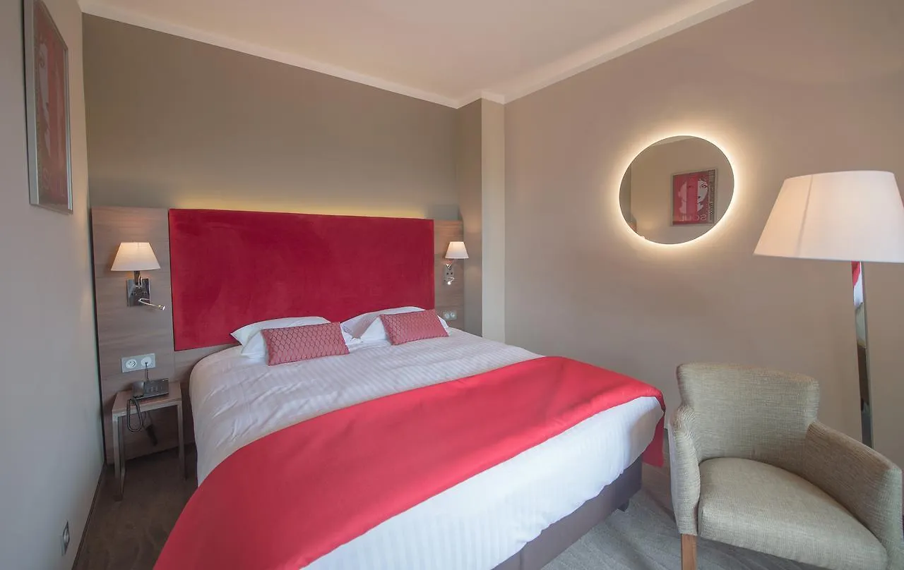 Lou Castelet Hotel Carros