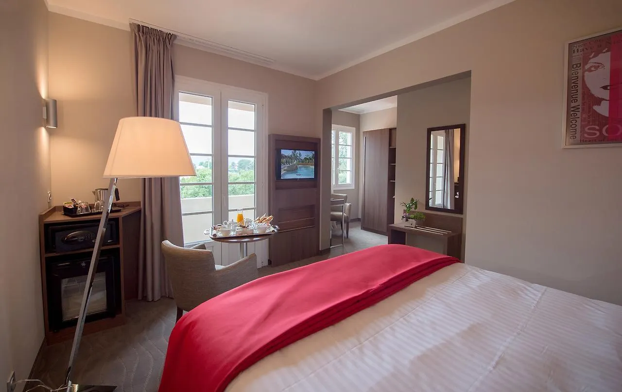 Lou Castelet Hotel Carros