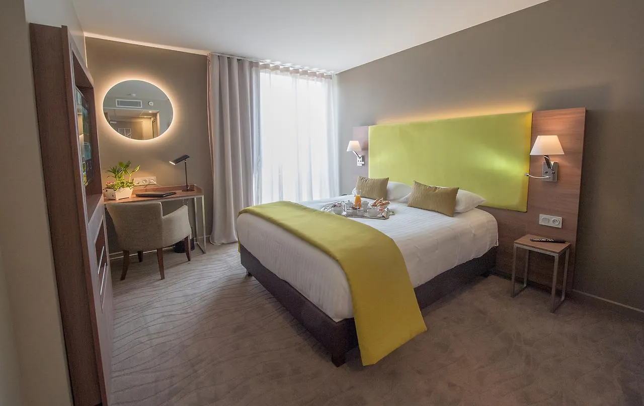 Lou Castelet Hotel Carros