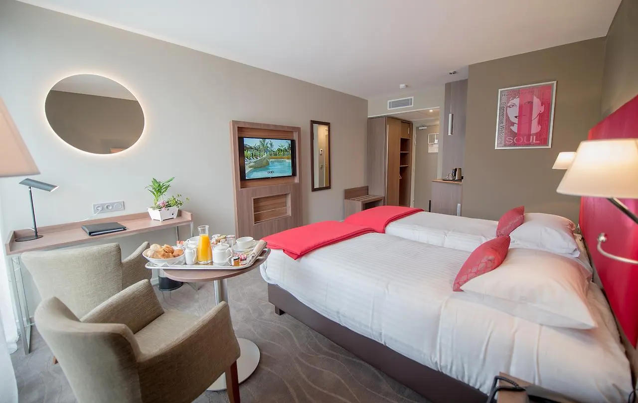 Lou Castelet Hotel Carros