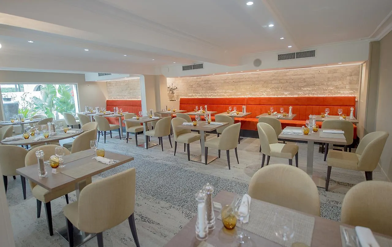 Lou Castelet Hotel Carros