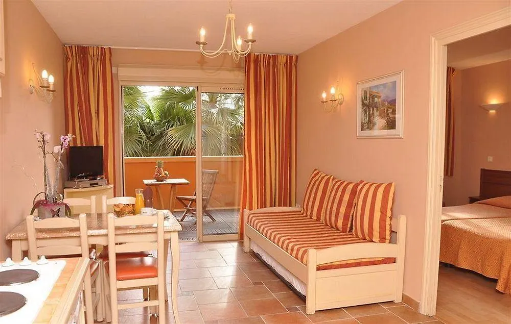 Lou Castelet Hotel Carros
